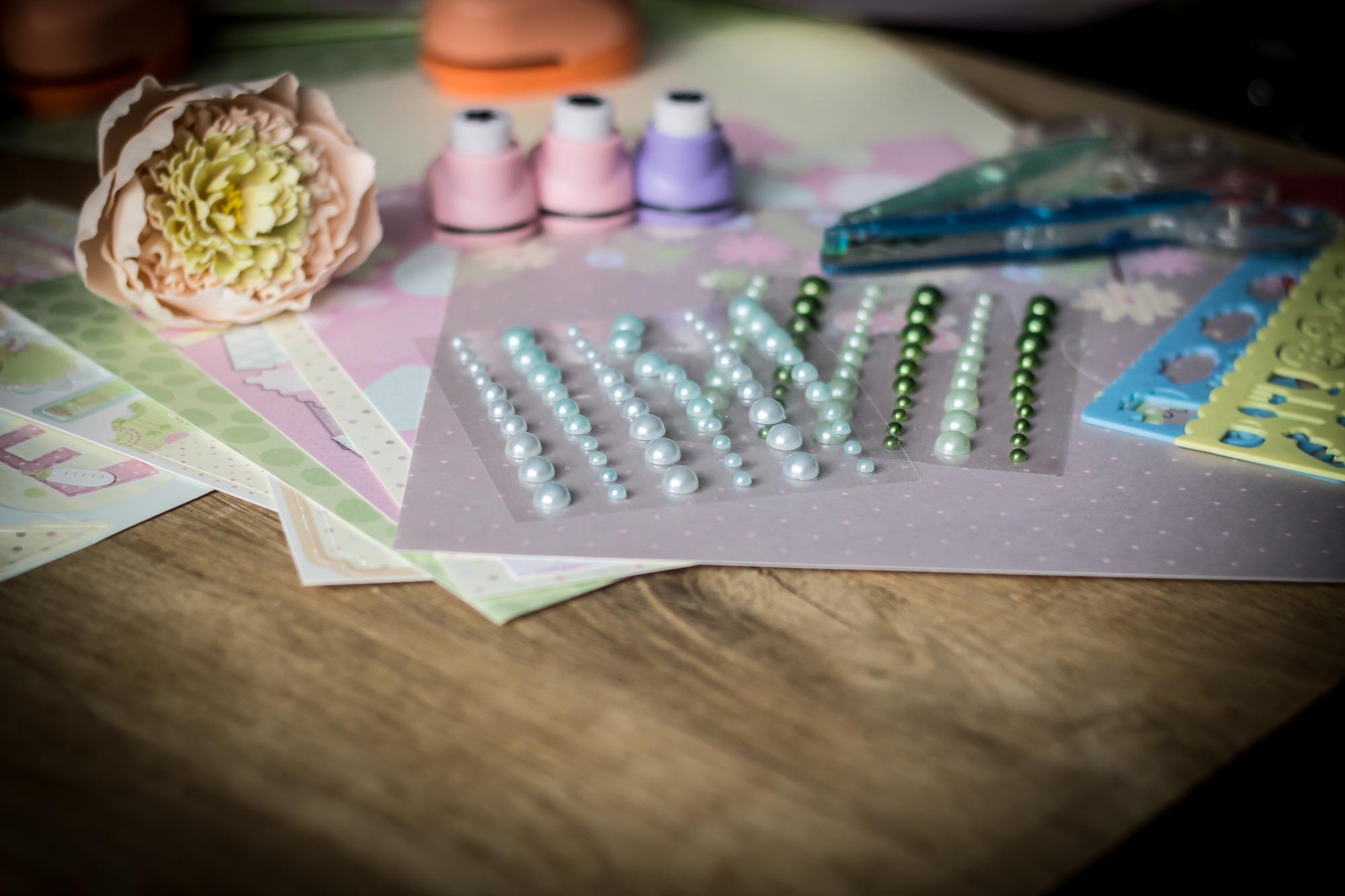 atelier consultation table with thread samples